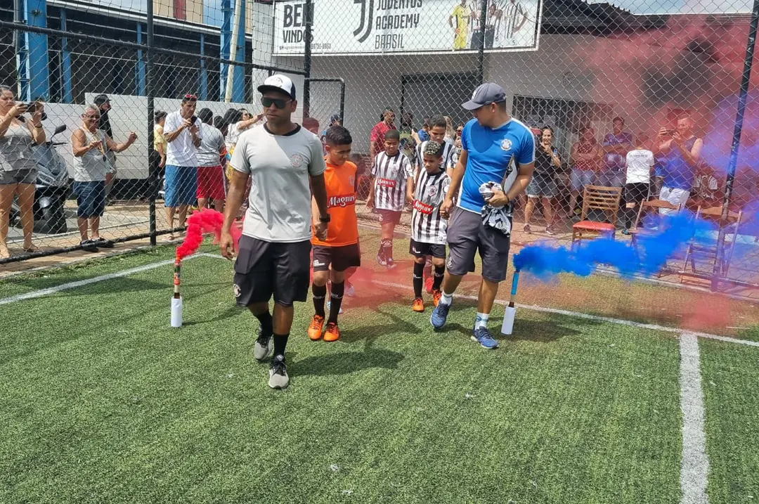 Alunos da turma Sub-9 entrando em campo
