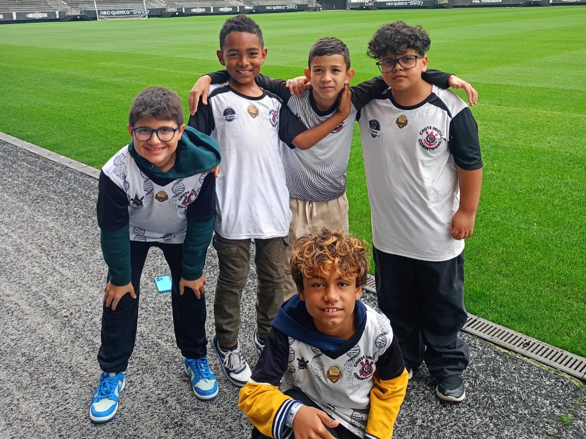 Alunos da Chute Inicial Corinthians dentro da Neo Química Arena