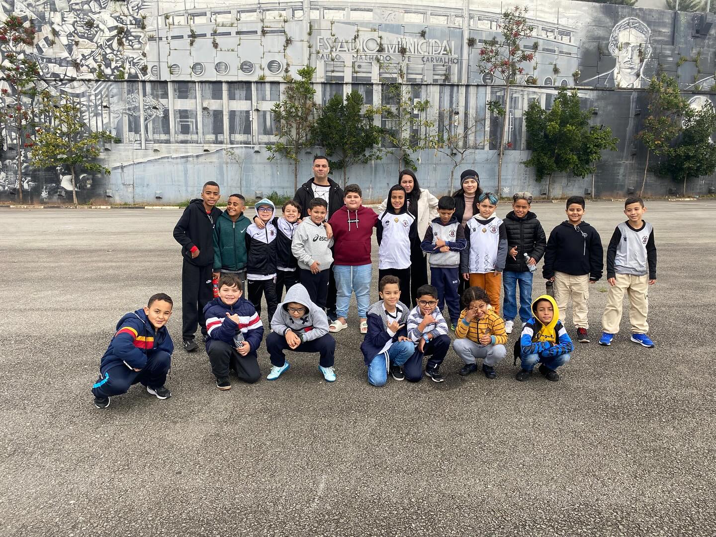 Foto de turma em visita ao Estádio Municipal Paulo Machado de Carvalho