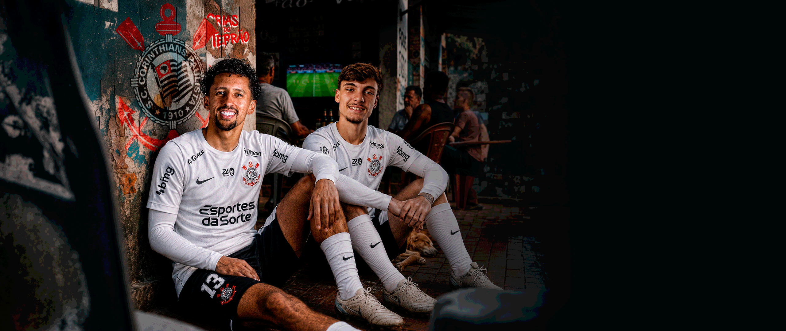 Jogadores do Corinthians formados na base, sentados no Bar do Terrão